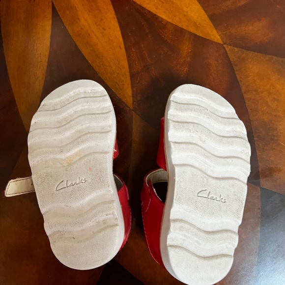 Almost new red summer sandals for 2y girls - Picture 2 of 3
